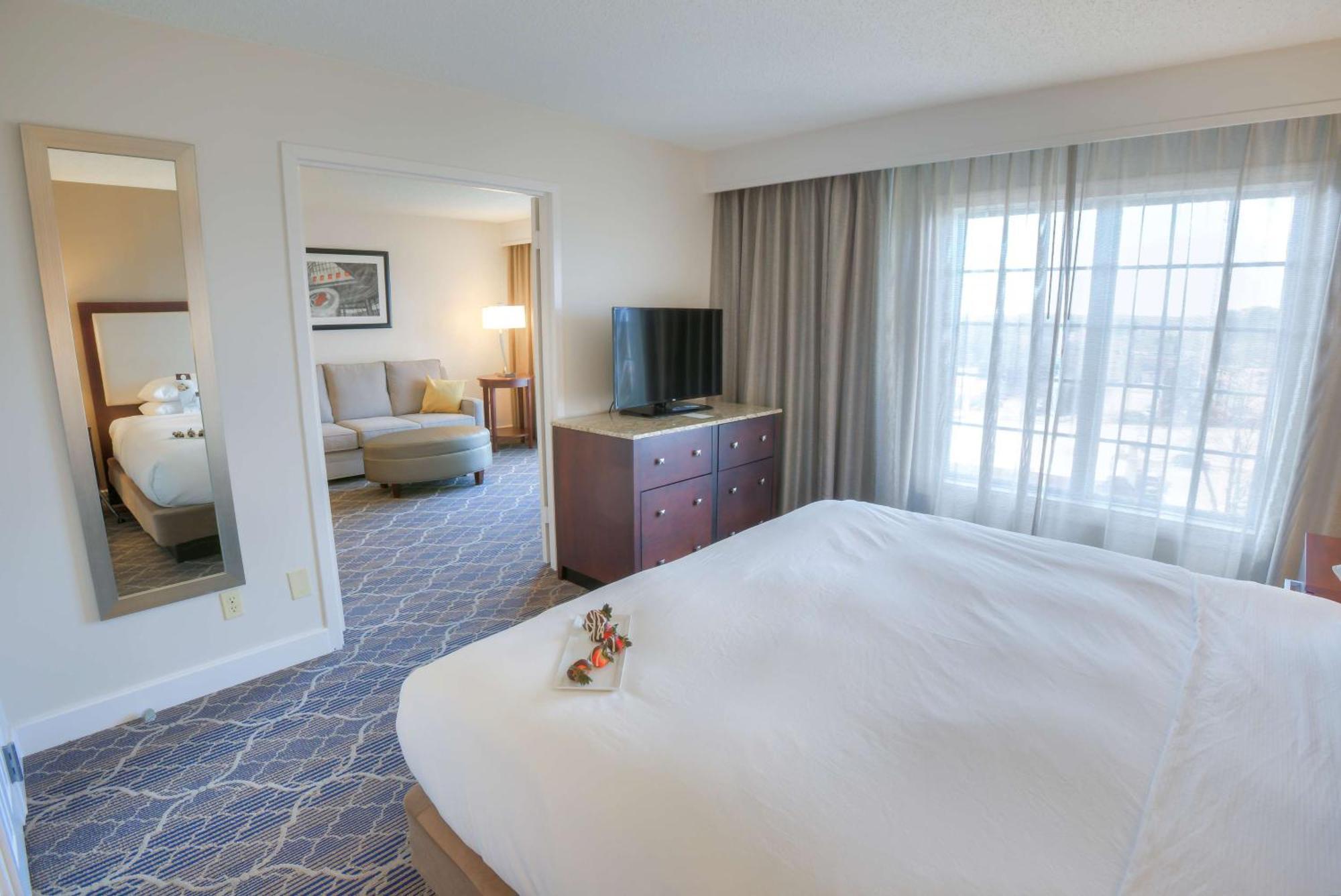 Doubletree Suites By Hilton At The Battery Atlanta Smyrna Bagian luar foto